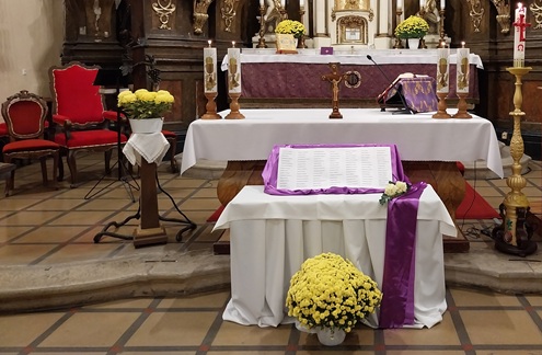 Zoznam zosnulých pacientov v kostole pred oltárom